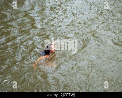 Cisneros, Antioquia, Colombie - 20 février 2022: Une femme blanche de Grèce est le bain dans le fleuve Banque D'Images