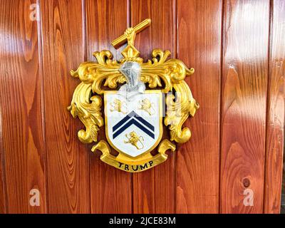 Jupiter, FL États-Unis - 31 mai 2022 : l'écusson de Trump à l'entrée de la Maison du club de golf national de Trump à Jupiter, Floride. Banque D'Images