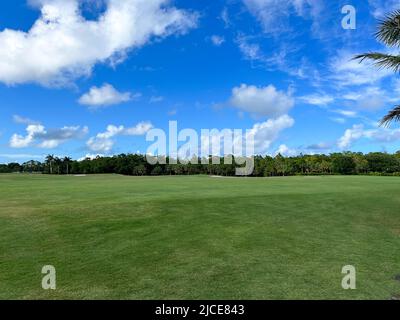 Jupiter, FL États-Unis - 31 mai 2022 : le tee d'entraînement au parcours de golf national de Trump à Jupiter, Floride. Banque D'Images