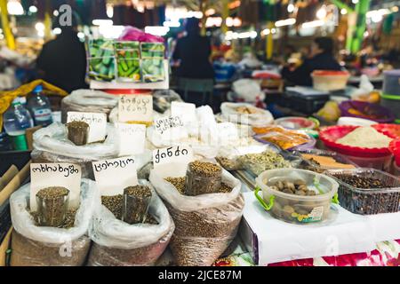 Des épices en vrac sont exposées sur le marché local de Kutaisi, en Géorgie. Photo de haute qualité Banque D'Images