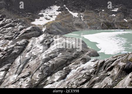 Source du rhône, lac glaciaire chute comme une cascade entre les rochers de montagne. Haute alpes paysage de terrain aride. Banque D'Images
