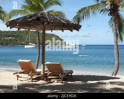 Vue sur une belle plage de sable des Caraïbes à Antigua en été Banque D'Images