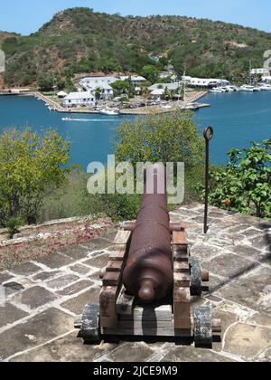 Vue de l'arrière d'un vieux canon donnant sur le port anglais d'Antigua en direction de Nelson's Dockyard Banque D'Images