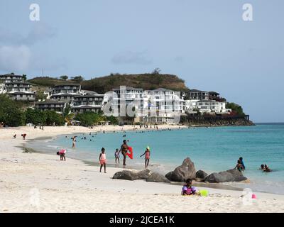 Vue sur la plage de sable de Ffryes à Antigua avec le complexe hôtelier Tamarind Hills en arrière-plan Banque D'Images