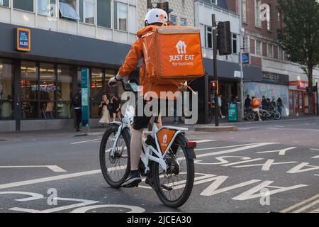 Il vous suffit de manger un vélo de messagerie à Brighton, dans l'est du Sussex Banque D'Images