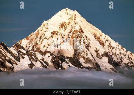 Vue en soirée du Mont Salkantay ou Salcantay au milieu des nuages, vue du sentier de randonnée de Choquequirao, région de Cuzco ou Cusco, région de Machu Picchu, P Banque D'Images