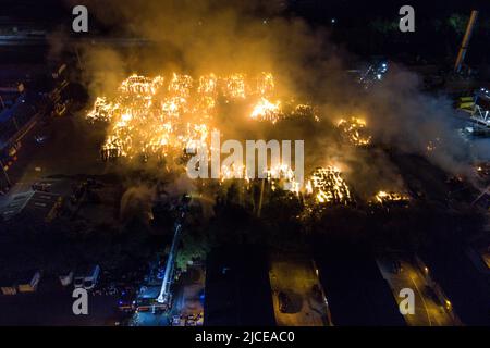 Nechells, Birmingham, Angleterre, 12 juin 2022. Plus de 100 pompiers s'attaquent à un énorme enfer au complexe de recyclage Smurfit Kappa à Nechells, Birmingham. Les services d'incendie des West Midlands ont déployé 20 appareils, dont deux plates-formes hydrauliques aériennes, plusieurs pompiers, une unité de pompage d'eau à grand volume. L'incident concerne 8000 tonnes de balles de papier et de carton en feu dans un entrepôt. Crédit : arrêtez Press Media/Alamy Live News Banque D'Images