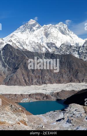 Vue sur l'Everest, Lhotse, le glacier Ngozumba et le lac Gokyo depuis le col de Renjo la - chemin vers le camp de base de l'Everest, randonnée à trois passes, vallée de Khumbu, Sagarmatha n Banque D'Images