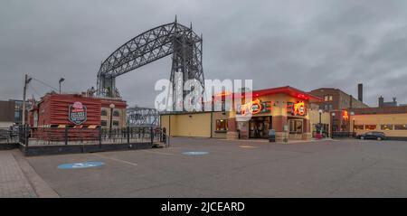 Duluth, Minnesota, États-Unis – 29 mai 2022 : vue extérieure du Grandma’s Lounge and Grill dans le quartier des canaux de la ville Banque D'Images