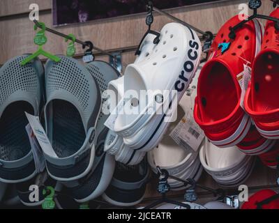 Moscou, Russie - Mai 2022 : Crocs Clogs en vente. Chaussures confortables. Crocs Inc. Est une société américaine basée à Niwot, au Colorado, qui distribue et fabrique des chaussures. Banque D'Images