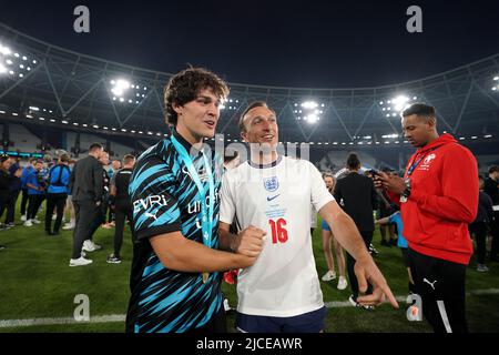 Noah Beck du reste du monde pose avec Mark Noble de l'Angleterre après le match de l'aide au football pour l'UNICEF au stade de Londres, Londres. Date de la photo: Dimanche 12 juin 2022. Banque D'Images