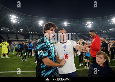 Noah Beck du reste du monde pose avec Mark Noble de l'Angleterre après le match de l'aide au football pour l'UNICEF au stade de Londres, Londres. Date de la photo: Dimanche 12 juin 2022. Banque D'Images