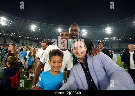 Sir Mo Farah (à gauche) en Angleterre et Usain Bolt du reste du monde XI posent pour des photos après le match de l'aide au football pour l'UNICEF au stade de Londres, Londres. Date de la photo: Dimanche 12 juin 2022. Banque D'Images