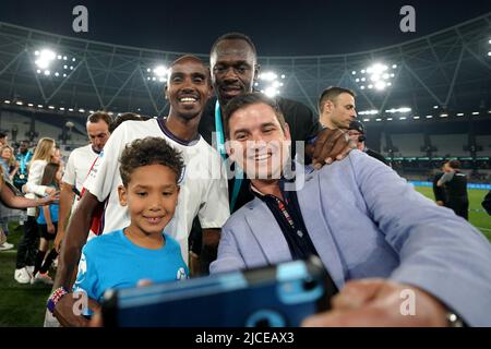 Sir Mo Farah (à gauche) en Angleterre et Usain Bolt du reste du monde XI posent pour des photos après le match de l'aide au football pour l'UNICEF au stade de Londres, Londres. Date de la photo: Dimanche 12 juin 2022. Banque D'Images