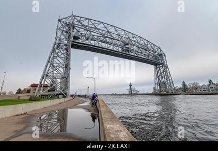 Duluth, Minnesota, États-Unis – 29 mai 2022 : les gens attendent un navire de passage avec le pont élévateur aérien levé Banque D'Images