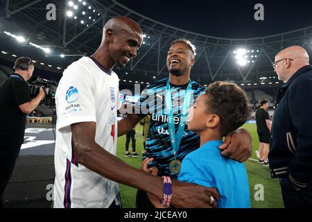 Sir Mo Farah en Angleterre et Patrice Evra du reste du monde posent pour des photos après le match de l'aide au football pour l'UNICEF au stade de Londres, à Londres. Date de la photo: Dimanche 12 juin 2022. Banque D'Images