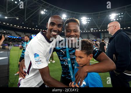 Sir Mo Farah en Angleterre et Patrice Evra du reste du monde posent pour des photos après le match de l'aide au football pour l'UNICEF au stade de Londres, à Londres. Date de la photo: Dimanche 12 juin 2022. Banque D'Images