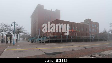 Duluth, Minnesota, États-Unis – 29 mai 2022 : matin brumeux sur la Cantina et le Grill de Little Angie dans le quartier des canaux Banque D'Images