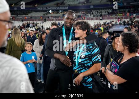 Reste du monde XI Usain Bolt et Noah Beck après le match de l'aide au football pour l'UNICEF au stade de Londres, Londres. Date de la photo: Dimanche 12 juin 2022. Banque D'Images