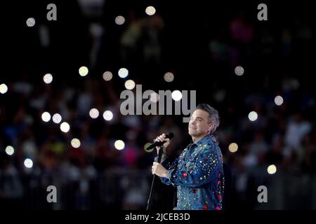 Robbie Williams se produit lors du match de football Aid for UNICEF au London Stadium, à Londres. Date de la photo: Dimanche 12 juin 2022. Banque D'Images