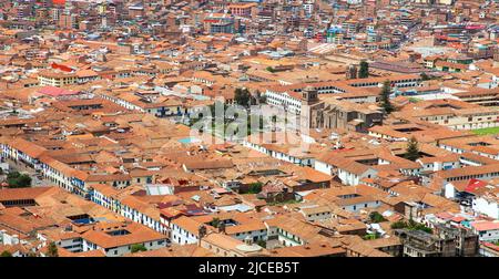 Belle vue sur le centre hisrique de Cusco ou Cuzco ville, toits rouges Pérou Banque D'Images