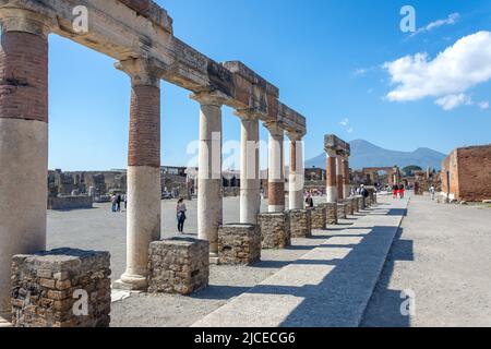 Le Forum de Pompéi du Macellum (avec le Mont Vésuve), l'ancienne ville de Pompéi, Pompéi, la ville métropolitaine de Naples, la région de Campanie, Italie Banque D'Images