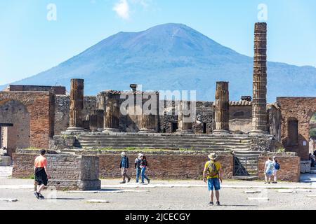 Le temple de Jupitor (Capitolium) avec le Vésuve derrière, cité antique de Pompéi, Pompéi, ville métropolitaine de Naples, région de Campanie, Italie Banque D'Images