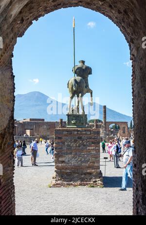 Le Forum de Pompéi avec le Vésuve derrière, l'ancienne ville de Pompéi, Pompéi, la ville métropolitaine de Naples, la région de Campanie, Italie Banque D'Images