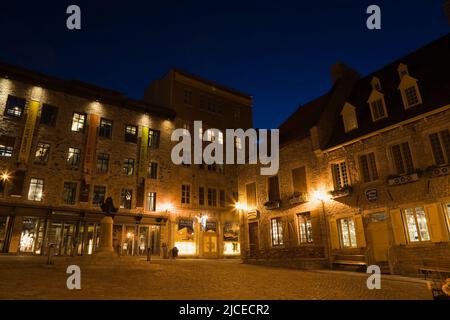 Bâtiments historiques à la place Royale au crépuscule au printemps, Vieux-Québec, Québec, Canada. Banque D'Images