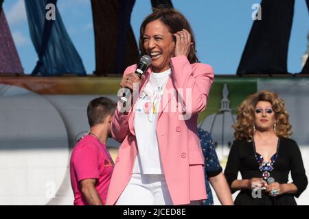 Washington, DC, 12 juin 2022, vice-présidente des États-Unis, Kamala Harris, parle alors qu'elle participe au festival annuel Capital Pride sur Pennsylvania Avenue sur 12 juin 2022 à Washington, DC. Photo d'Oliver Contreras/Pool/ABACAPRESS.COM Banque D'Images