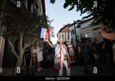 Coglin, France. 12th juin 2022. Une femme d'âge moyen agite un drapeau français en attendant les résultats. Éric Zemmour arrive en troisième position dans la circonscription du Var en 4th, à la fin du premier tour des élections législatives, dimanche, 12 juin 2022. Il est éliminé et ne participera pas au deuxième tour. Au niveau national, son parti reconquète ! n'a pas de candidat qualifié pour le deuxième tour et n'obtiendra donc pas de siège d'adjoint. Crédit : SOPA Images Limited/Alamy Live News Banque D'Images