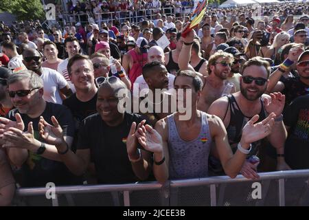 Washington, États-Unis. 12th juin 2022. Les gens applaudissent au vice-président américain Kamala Harris, alors qu'elle participe au festival annuel de la fierté de la capitale sur l'avenue PennsylvaniaAvenue, dimanche, à 12 juin 2022, à Washington, DC. Photo d'Oliver Contreras/UPI crédit: UPI/Alay Live News Banque D'Images