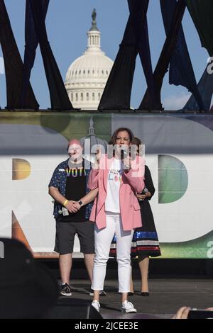 Washington, États-Unis. 12th juin 2022. Le vice-président américain Kamala Harris parle alors qu'elle participe au festival annuel Capital Pride sur Pennsylvania Avenue, dimanche, à 12 juin 2022, à Washington, DC. Photo d'Oliver Contreras/UPI crédit: UPI/Alay Live News Banque D'Images