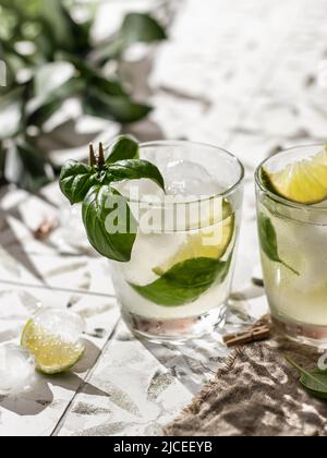 Deux cocktails margarita au citron vert et au basilic sur carreaux imprimés. Orientation verticale Banque D'Images