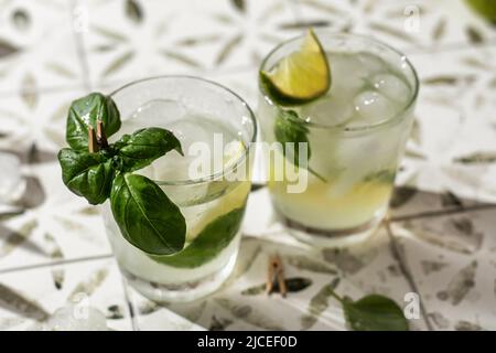 Deux cocktails margarita au citron vert et au basilic sur carreaux imprimés. Orientation de l'horisontal Banque D'Images