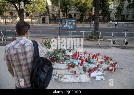 Berlin, Allemagne. 12th juin 2022. À l'ambassade de Russie à Berlin, les gens ont déposé des fleurs et des bougies pour pleurer les victimes de la guerre en Ukraine. (Credit image: © Michael Kuenne/PRESSCOV via ZUMA Press Wire) Banque D'Images