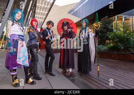 Melbourne, Australie. 12th juin 2022. Cojoueurs vêtus de personnages de Genshin impact à OzComicCon 2022. OzComicCon a vu des milliers de fans de culture pop descendre au Melbourne Exhibition Centre pour le week-end pour profiter de forums, de concours de cosplay et de devinettes de célébrités. Le premier jour de l'événement a été une rupture avec les personnes revenant en masse à la convention après les événements reportés et annulés dans le cadre des lockdowns COVID. Crédit : SOPA Images Limited/Alamy Live News Banque D'Images