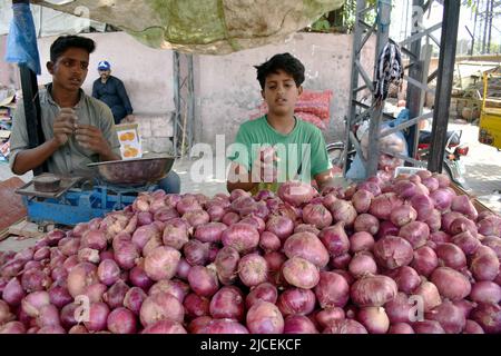 Lahore. 12th juin 2022. Les garçons travaillent à une voiturette à légumes lors de la Journée mondiale contre le travail des enfants à Lahore, au Pakistan, sur le 12 juin 2022. Le président pakistanais Arif Alvi a déclaré dimanche que son pays s'est engagé à respecter ses obligations internationales en matière de prévention du travail des enfants.ALLER DE L'AVANT AVEC 'le Pakistan s'est engagé à respecter les obligations internationales en matière de prévention du travail des enfants: président' crédit: Sajjad/Xinhua/Alamy Live News Banque D'Images