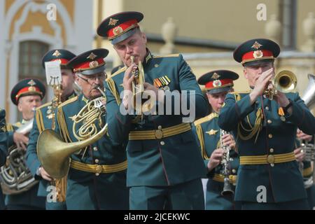 Saint-Pétersbourg, Russie. 12th juin 2022. Un groupe militaire se produit lors d'une célébration de la fête de la Russie à Saint-Pétersbourg, Russie, 12 juin 2022. Crédit: Irina Motina/Xinhua/Alamy Live News Banque D'Images