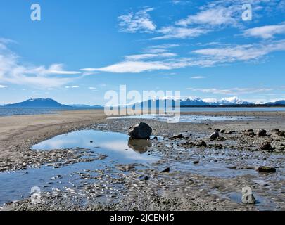 Marée basse avec des bancs de sable et des rochers sur une plage immaculée dans le sud-est de l'Alaska lors d'une journée de printemps ensoleillée. Banque D'Images