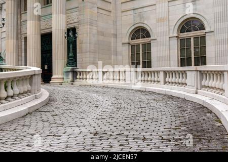 Newport, Rhode Island - 27 mai 2022 : détails architecturaux de la maison en marbre historique de Newport Rhode Island. Banque D'Images