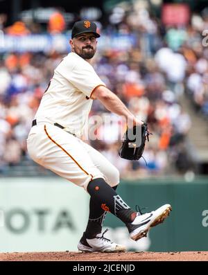 12 juin 2022 San Francisco CA, États-Unis San Francisco départ du pichet Carlos Rodon (16) sur le monticule pendant le match de la MLB entre les Dodgers de Los Angeles et les Giants de San Francisco. Les Giants ont gagné 2-0 à Oracle Park San Francisco Calif. Thurman James/CSM Banque D'Images