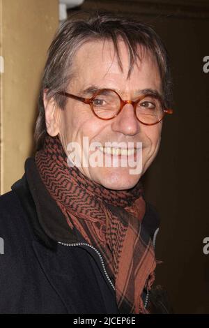 Jeremy Irons assiste à la représentation nocturne d'ouverture de « God of carnage » au Bernard B. Jacobs Theatre de New York sur 22 mars 2009. Crédit photo : Henry McGee/MediaPunch Banque D'Images