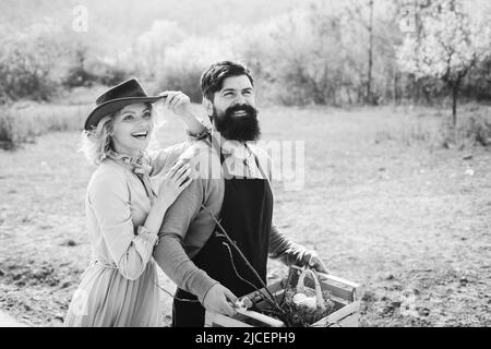 Couple de jardiniers avec outils de jardin. Jardinage agriculture et concept de personnes Banque D'Images