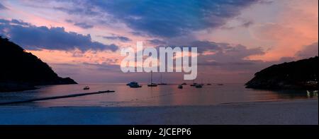 Vue panoramique sur la plage de l'île de Racha, Phuket, Thaïlande. Dans la mer d'Andaman. Au crépuscule, beau ciel crépuscule, atmosphère calme, beaucoup de bateaux flotté Banque D'Images