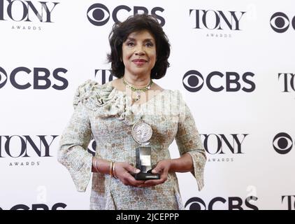 New York, États-Unis. 12th juin 2022. Phylicia Rashad arrive dans la salle de presse avec un Tony Award aux Tony Awards annuels 75th au radio City Music Hall de 12 juin 2022 à New York. Photo de John Angelillo/UPI crédit: UPI/Alay Live News Banque D'Images