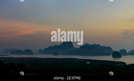 Vue panoramique de Samet Nangshe, Phang Nga, Thaïlande dans le ciel magnifique et les nuages. La beauté spectaculaire et naturelle des montagnes et des îles de Th Banque D'Images