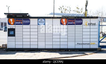 Gdansk, POLOGNE Mai 2022: InPost Paczkomat service de livraison. Boîte à colis électronique intelligente en acier, boîtes aux lettres automatiques. Machine de collecte de colis casier de colis des compagnies de shopping Allegro Smart et OLX de Pologne Banque D'Images