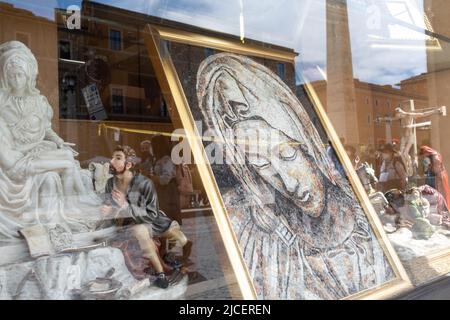 État de la Cité du Vatican, Saint-Siège, 2022-04-18. Cérémonie de Pâques et Bénédiction ourbi et orbi sur la place Saint-Pierre en présence du Pape François. Photo de Martin Bertrand. Etat de la Cité du Vatican, Saint-Siège, le 2022-04-18. Cérémonie de Paques et bénédiction urbi et orbi sur la place Saint-Pierre en présence du Pape François. Photographie de Martin Bertrand. Banque D'Images