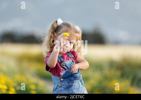 Portrait d'une petite fille heureuse dans un champ de blé. Banque D'Images